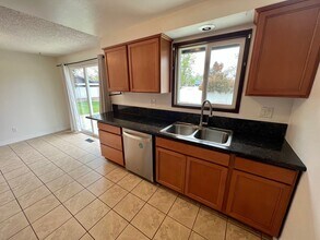 990 Janes Rd in Medford, OR - Building Photo - Building Photo