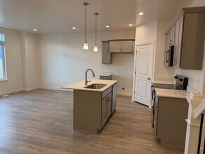 1485 N 305 E in Salem, UT - Foto de edificio - Building Photo