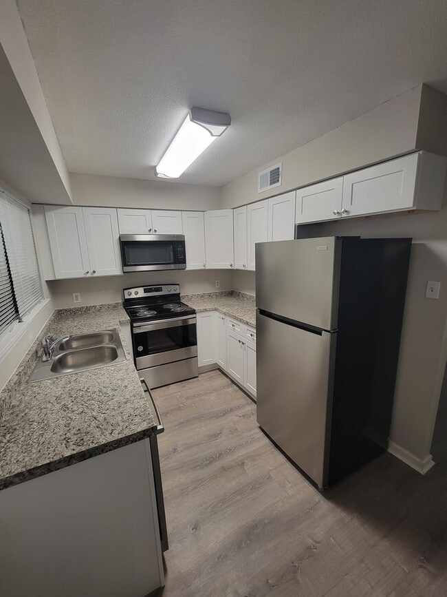 2220 E Victory Dr in Savannah, GA - Building Photo - Building Photo
