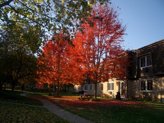 1715 Stonebridge Rd, Unit 102 in West Bend, WI - Foto de edificio - Building Photo