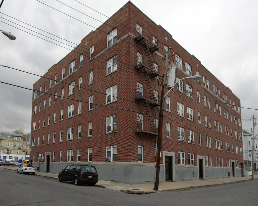 28 Purser Pl in Yonkers, NY - Building Photo