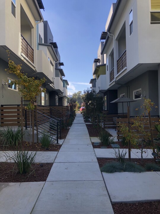 105 Mabuhay Way in Daly City, CA - Foto de edificio