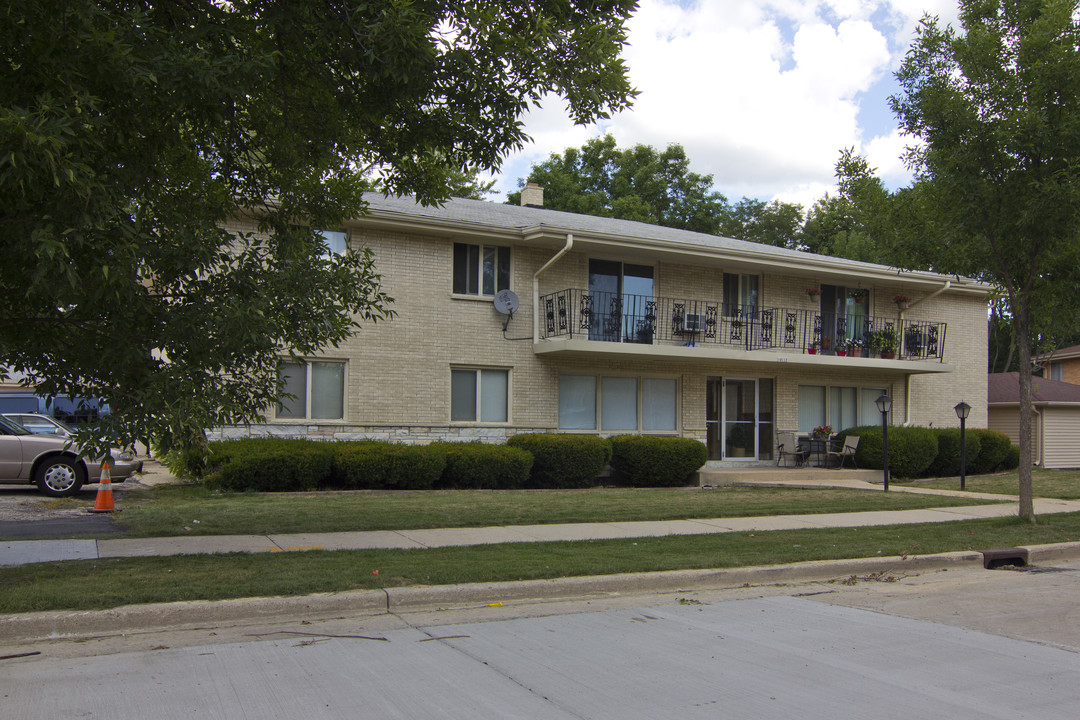 10112 W Sharon Ln in Milwaukee, WI - Building Photo