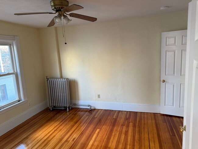 592 Salem St, Unit Apartment 3 in Malden, MA - Foto de edificio - Building Photo