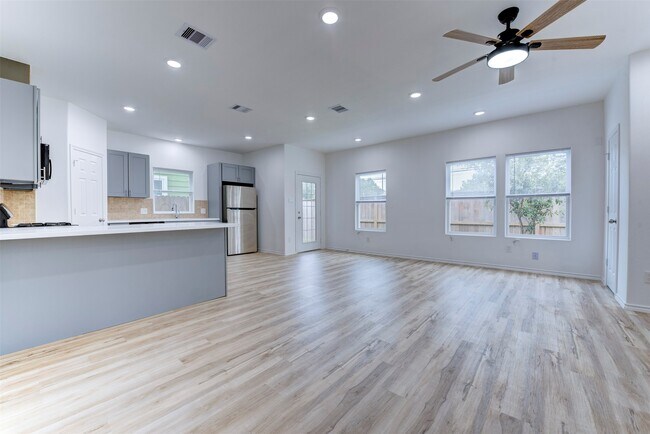 8203 Woodlyn Rd in Houston, TX - Building Photo - Building Photo