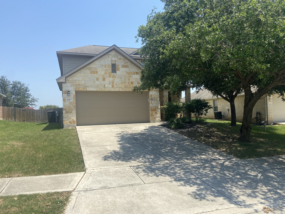 6327 Myrtle Run in New Braunfels, TX - Foto de edificio