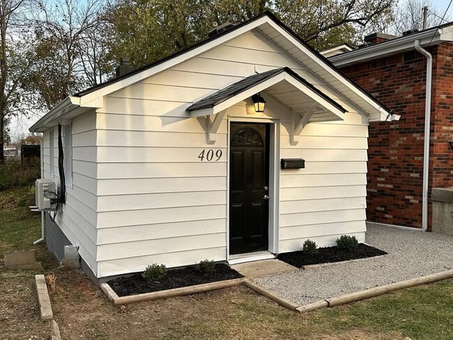 409 W Walnut St in Salem, IN - Foto de edificio - Building Photo