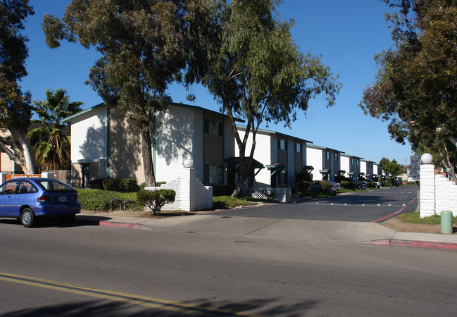 Country Airre Apartments in San Diego, CA - Building Photo - Building Photo