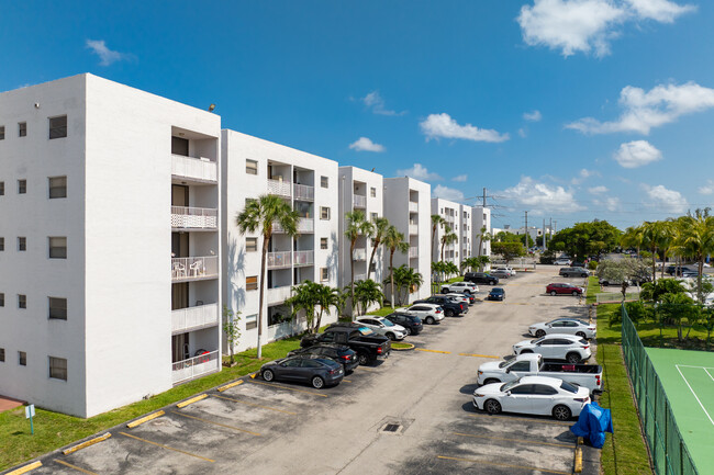 8075 NW 7th St in Miami, FL - Foto de edificio - Building Photo