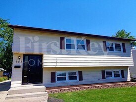 752 W Hawley St in Mundelein, IL - Building Photo