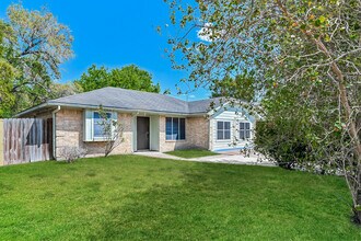 7126 Kings Dr in Baytown, TX - Building Photo - Building Photo