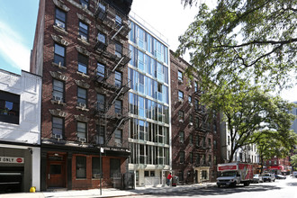 409 W 45th St in New York, NY - Foto de edificio - Building Photo