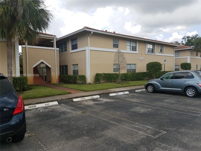 10040 Twin Lakes Dr in Coral Springs, FL - Building Photo - Building Photo