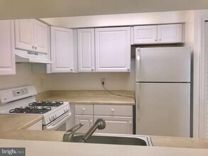 5975 Havener House Way in Centreville, VA - Building Photo - Building Photo