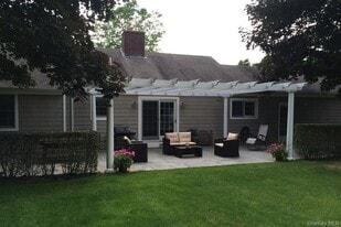 56 Seaman Rd in Jamesport, NY - Building Photo