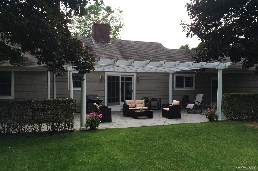 56 Seaman Rd in Jamesport, NY - Building Photo