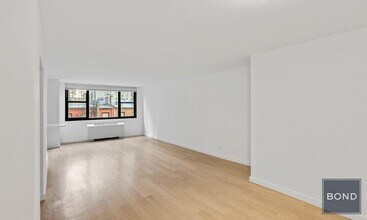 330 W 58th St in New York, NY - Building Photo - Building Photo