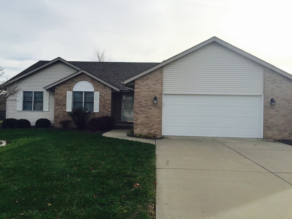1226 Oakbrook Ave in Chatham, IL - Building Photo