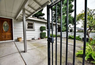 498 Nut Tree Ct in Vacaville, CA - Building Photo - Building Photo