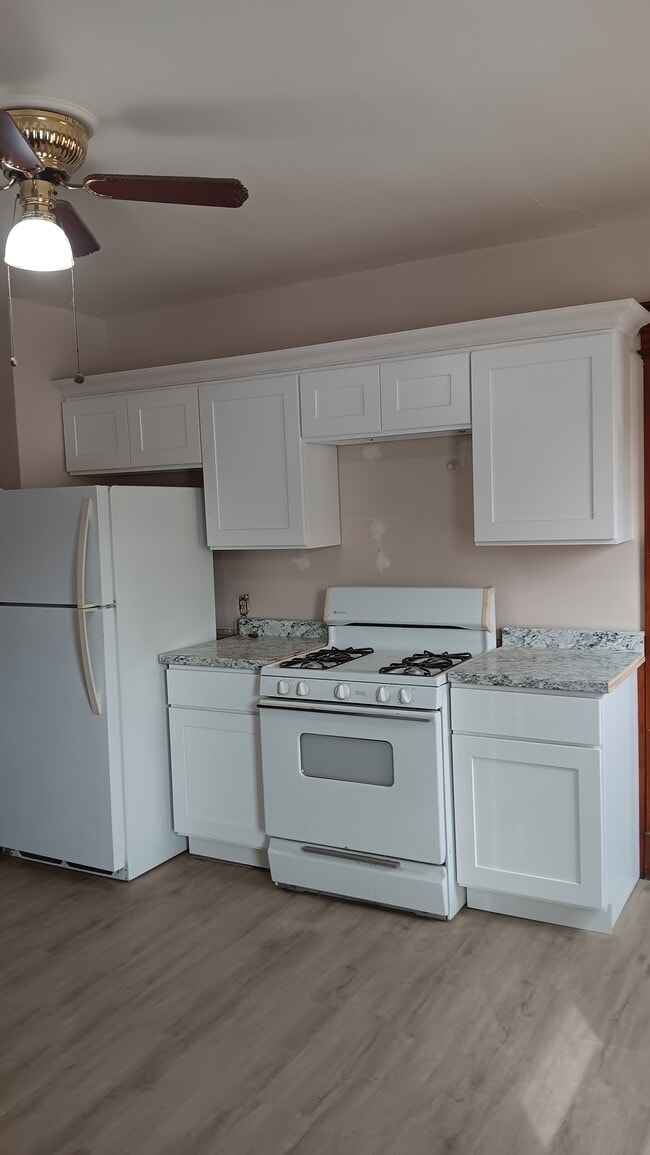 151 Bunker Hill Ave, Unit Third floor in Waterbury, CT - Foto de edificio - Building Photo