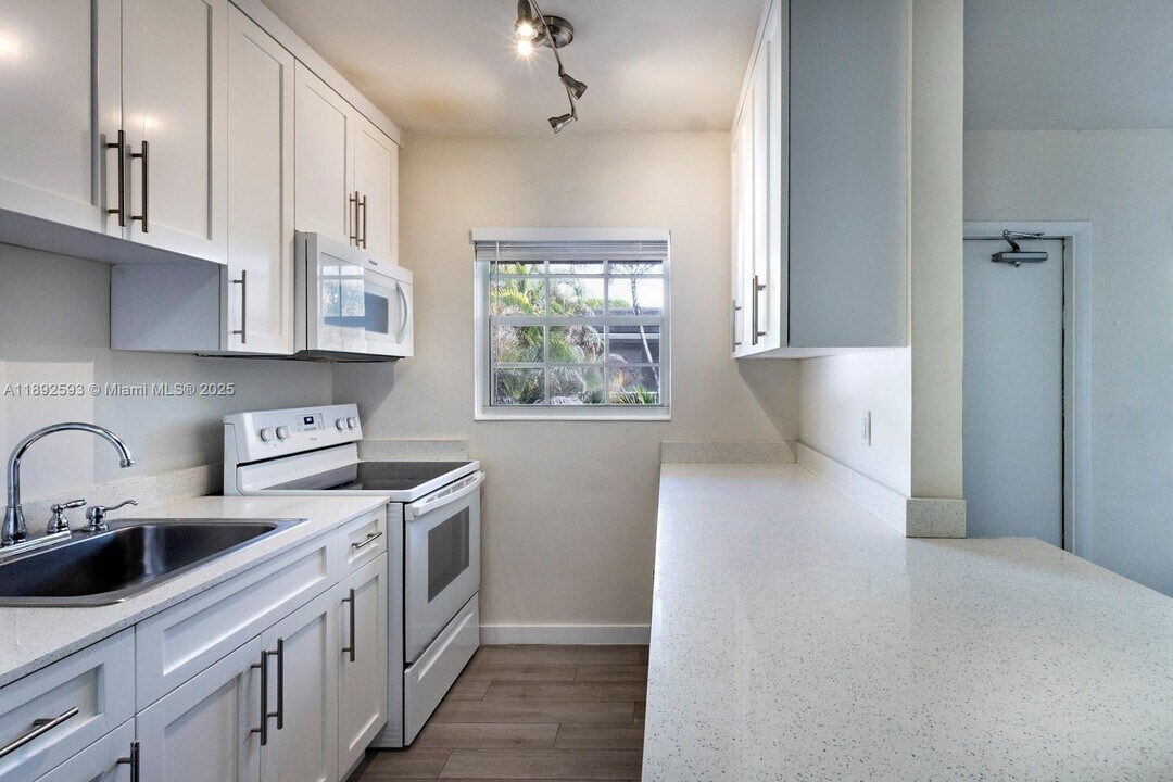 6511 Santona St in Coral Gables, FL - Foto de edificio