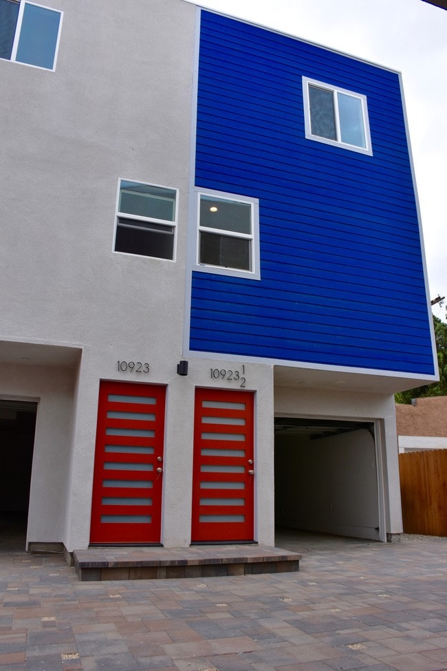 10923 Hesby St in Los Angeles, CA - Foto de edificio - Building Photo