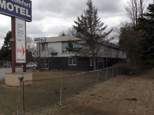 The Comfort Motel in East Gwillimbury, ON - Building Photo - Building Photo