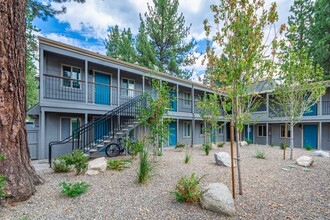 969 Brockway in South Lake Tahoe, CA - Foto de edificio - Primary Photo