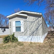 2204 E Lockwood St in Wichita, KS - Building Photo