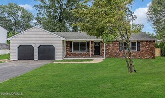 821 Bay Ave in Toms River, NJ - Building Photo