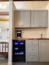 90 Van Zandt Ave in Newport, RI - Building Photo - Building Photo
