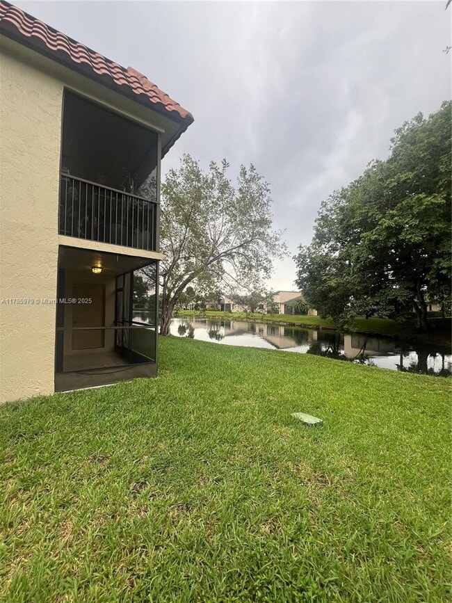 440 Lakeview Dr in Weston, FL - Building Photo - Building Photo