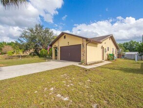 2543 SE Price Ct in Port St. Lucie, FL - Foto de edificio - Building Photo