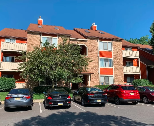 2510B Sussex Ct in Mount Laurel, NJ - Foto de edificio - Building Photo