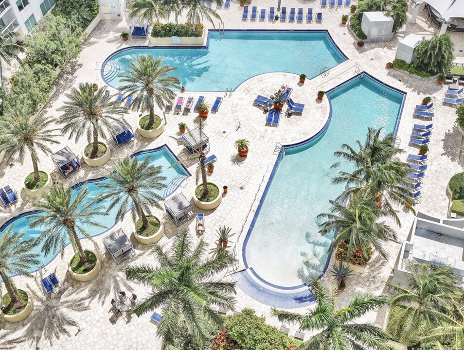 244 Biscayne Blvd, Unit 642 in Miami, FL - Building Photo