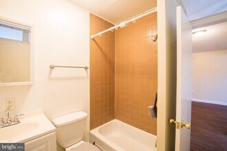 1122 E Passyunk Ave in Philadelphia, PA - Building Photo - Building Photo