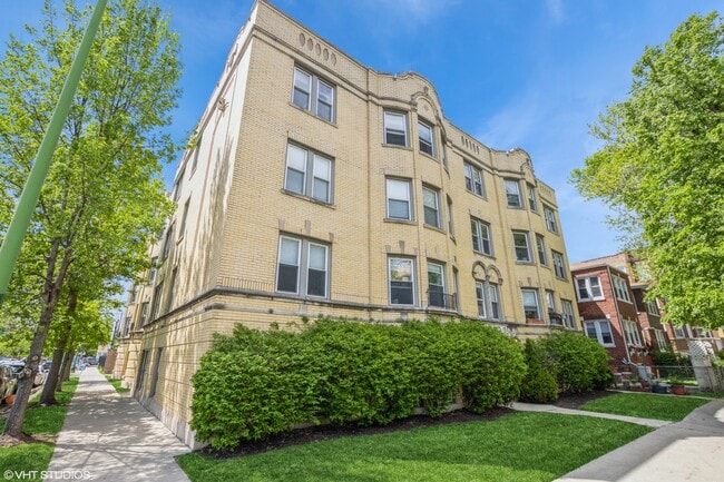 6204 N Claremont Ave, Unit 3 in Chicago, IL - Foto de edificio - Building Photo