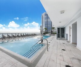 1300 Brickell Bay Dr in Miami, FL - Building Photo - Building Photo