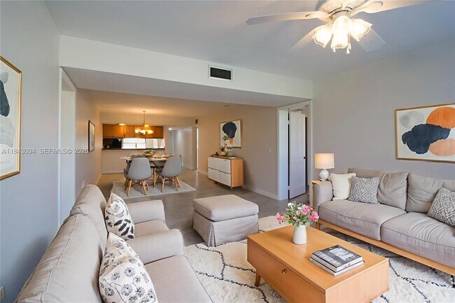 1717 Whitehall Dr in Davie, FL - Building Photo - Building Photo