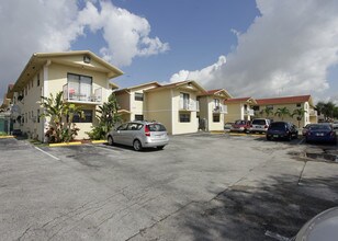 Villa de Marbella in Hialeah, FL - Foto de edificio - Building Photo