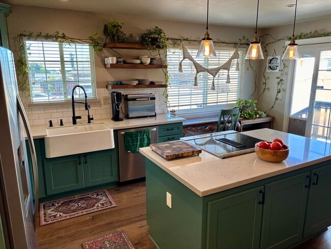496 Lavell Ct in Marina, CA - Building Photo - Building Photo