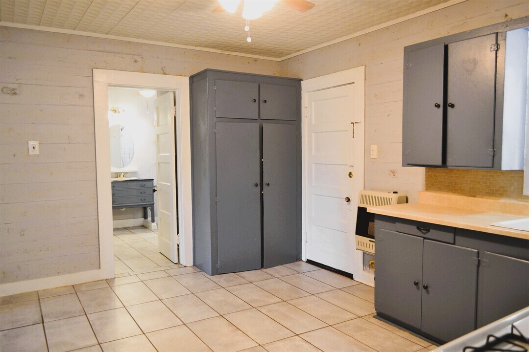 102 Beauregard St in Alvin, TX - Building Photo