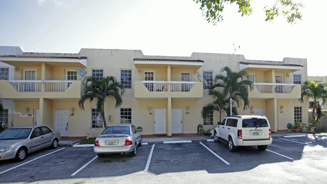 8340 NW 8th St in Miami, FL - Foto de edificio - Building Photo