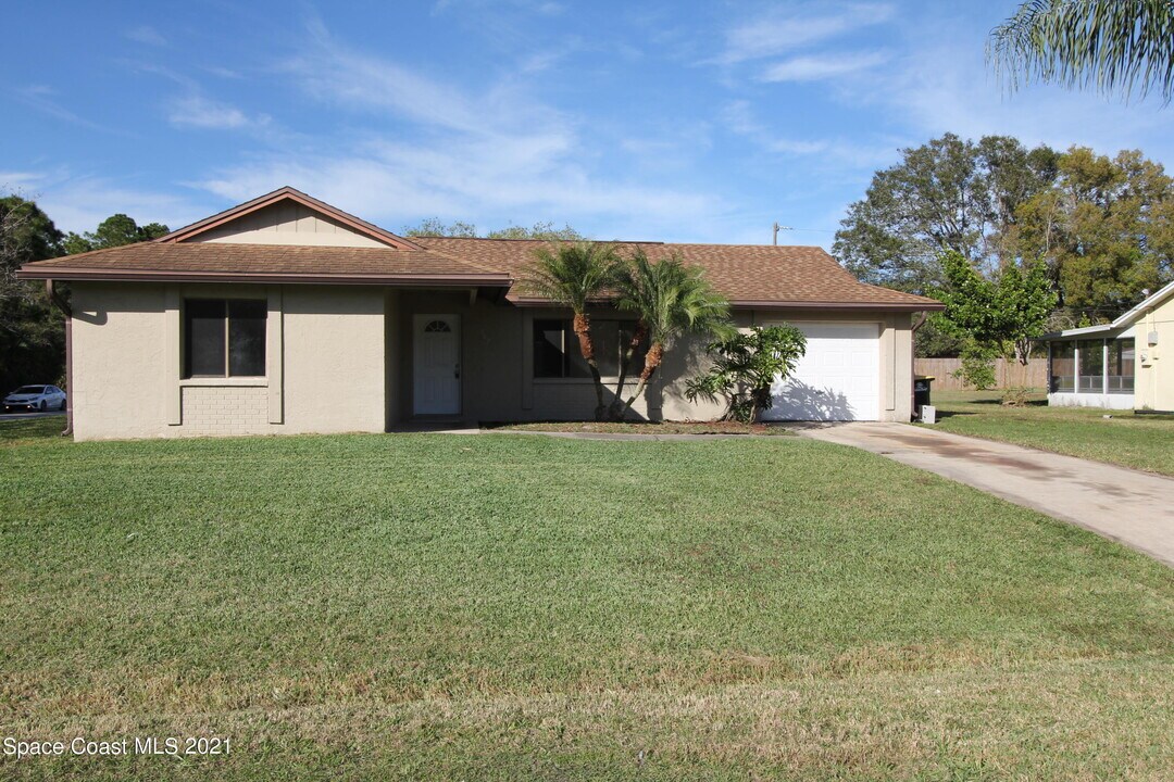907 Commerce Rd SE in Palm Bay, FL - Foto de edificio