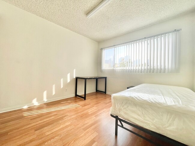 933 Grattan St in Los Angeles, CA - Building Photo - Building Photo