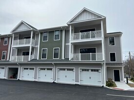 401 Albany Turnpike in Canton, CT - Building Photo