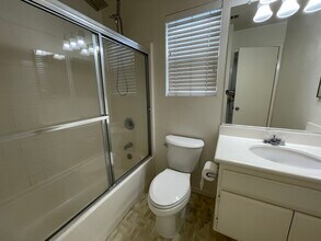 2300 Jeans Ct in Signal Hill, CA - Building Photo - Building Photo