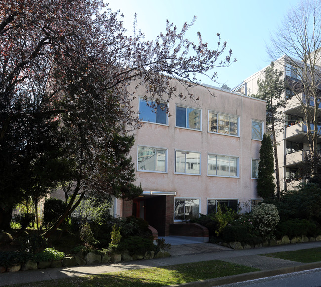 1220 Comox St in Vancouver, BC - Building Photo - Building Photo