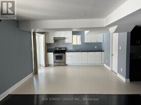 8 Dovetail Dr in Richmond Hill, ON - Building Photo