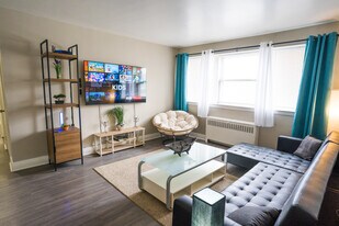 1011 Adelaide St N in London, ON - Building Photo